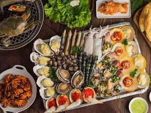 Experience Saigon's Bustling Markets and Street Food Culture